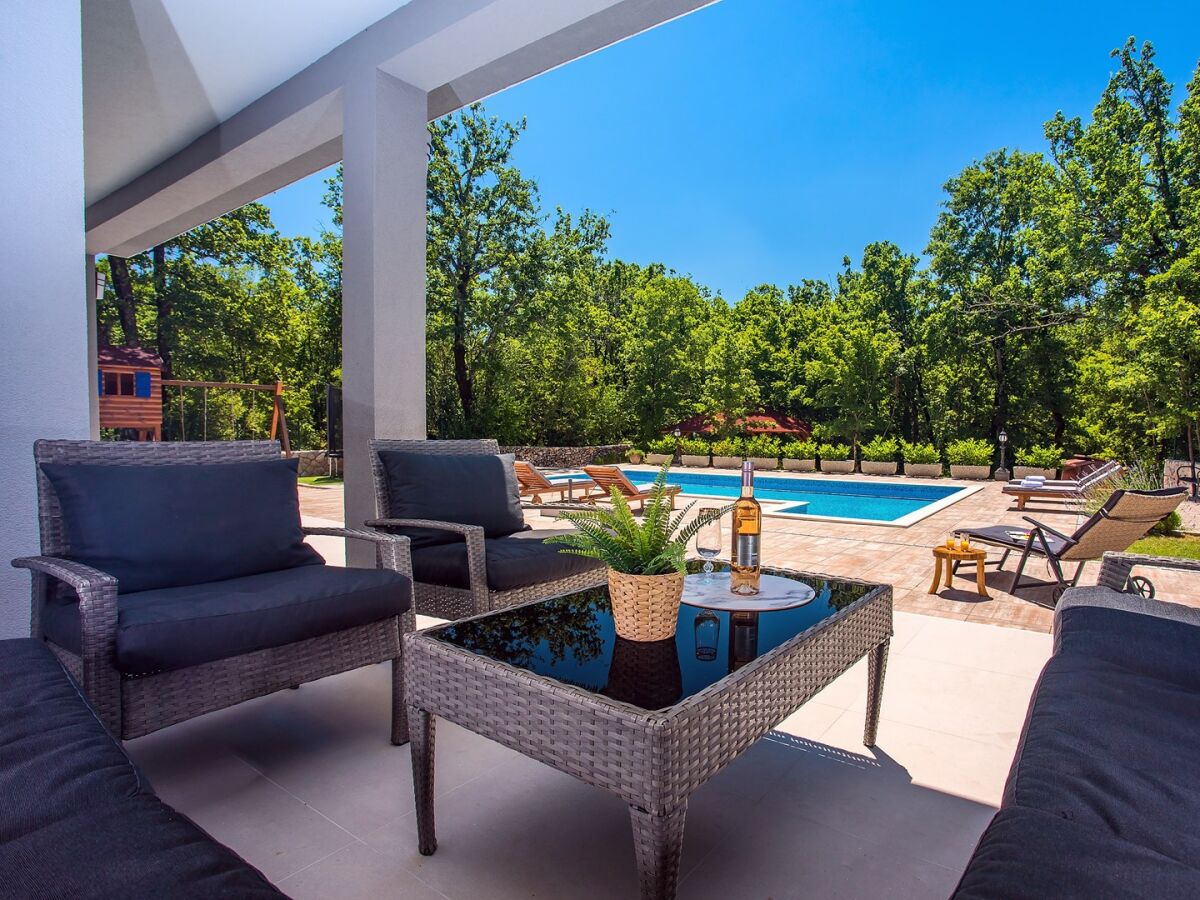 Lounge-Ecke im Freien mit Blick auf den Pool