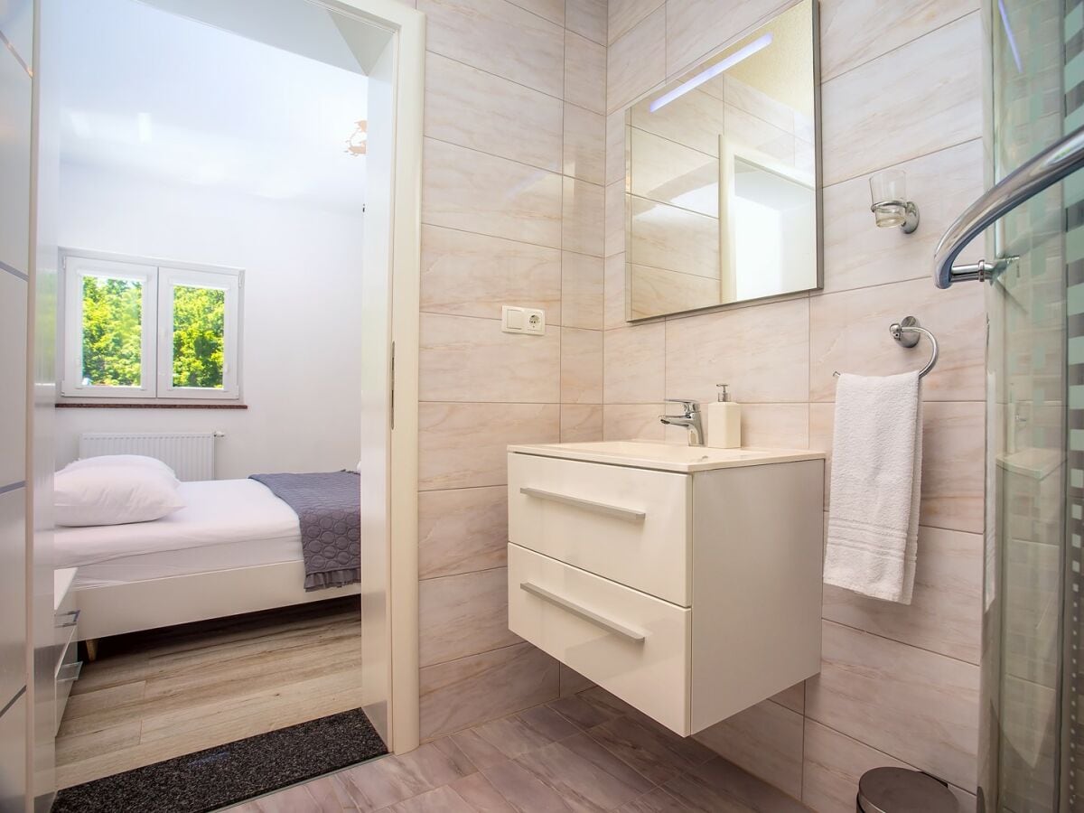 En-suite Badezimmer Nr. 1 mit Dusche im Erdgeschoss