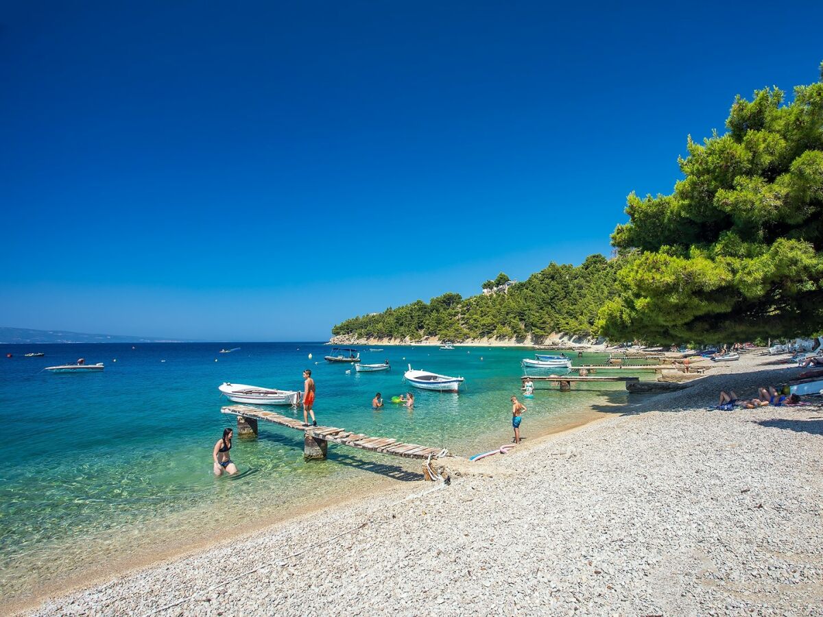 Kiesstrand mit kristallklarem Meer