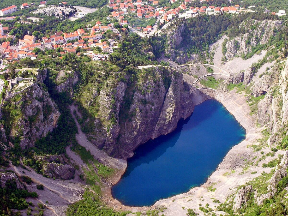 Berühmter Blauer See in Imotski, nur 8 km