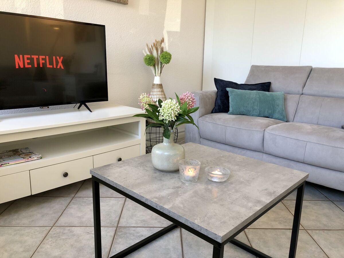 Wohnzimmer mit Netflix-fähigem TV und 2 Sofas