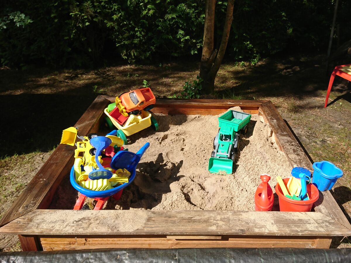 Buddelkasten mit Sandspielzeug