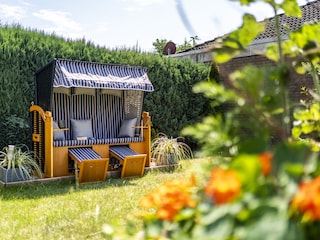 Ein Strandkorb im Garten