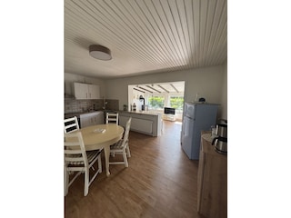 Blick ins Wohnzimmer von der Küche