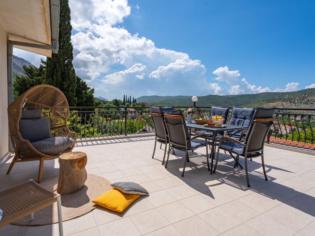 Großzügige Terrasse vor dem Wohnzimmer