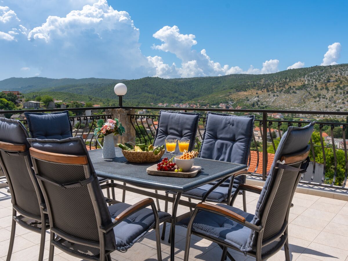 Großzügige Terrasse vor dem Wohnzimmer