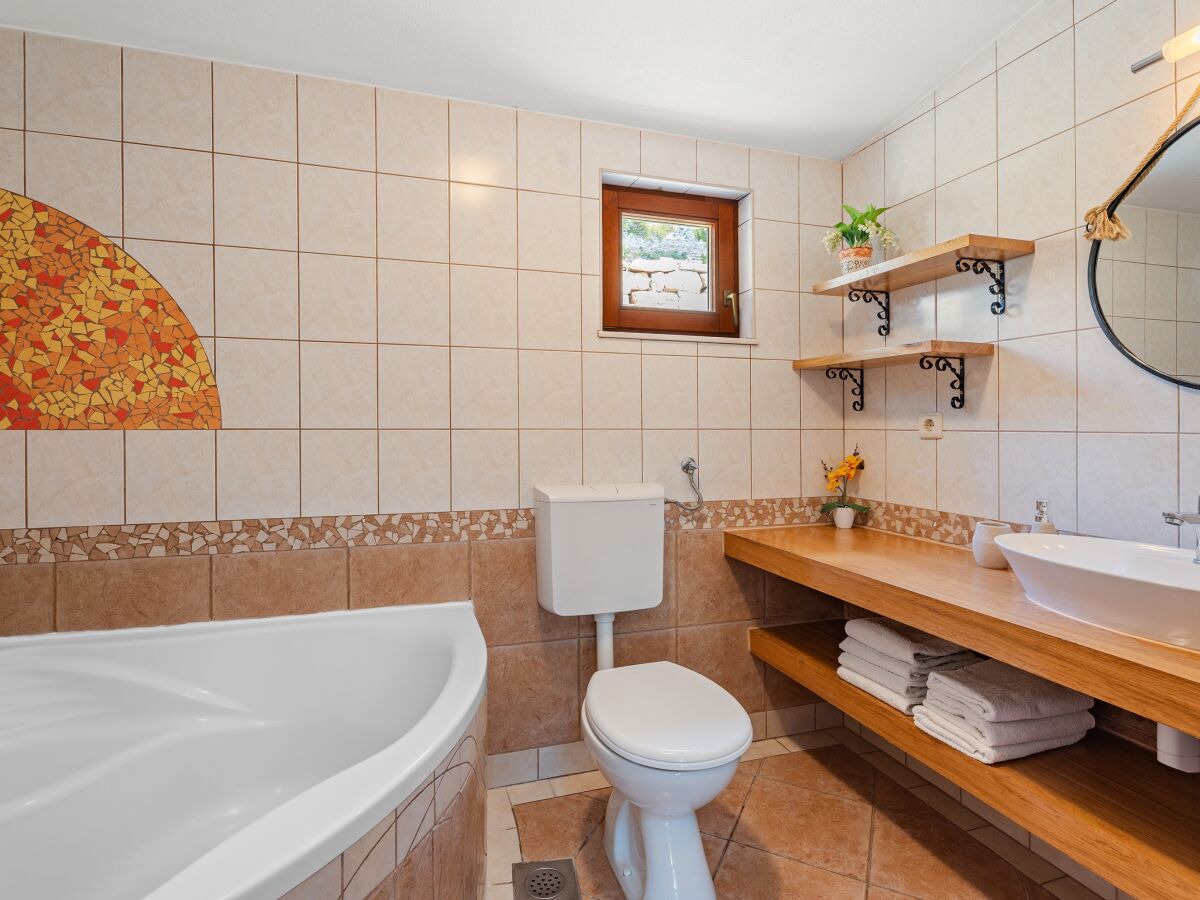 Familienbadezimmer mit Badewanne