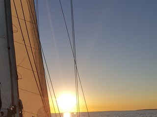 dem Sonnenuntergang entgegen Segeln