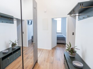 Flur mit Garderobe  und Spiegelschrank