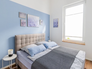 Schlafzimmer mit Boxspringbett