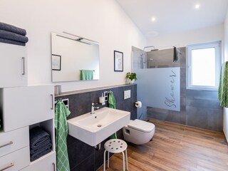 Badezimmer mit Dusche