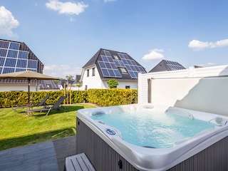 Ganzjährig beheizter Außenwhirlpool (37 °C)