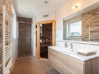 Wellnessbad im OG mit Dusche und Sauna
