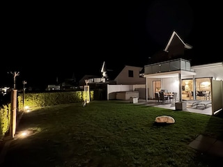 Garten mit Whirlpool und überdachter Terrasse