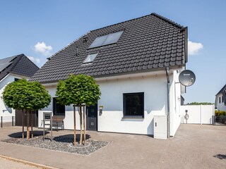 Vorderansicht mit Parkplatz und Wallbox