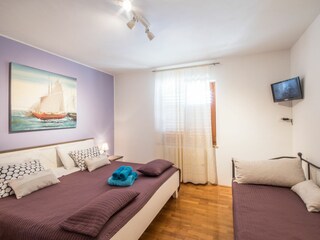 Das Schlafzimmer mit einem Doppelbett