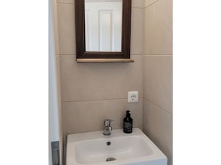 Waschbereich mit Waschbecken & Dusche