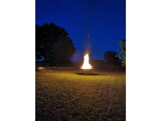 Große Feuerschale im Garten