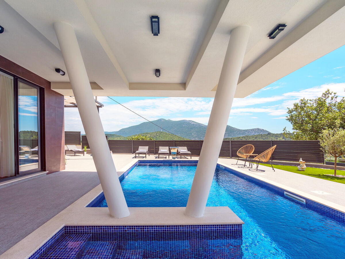 Neue und stilvolle Villa Bruna mit 32 m2 beheiztem Pool