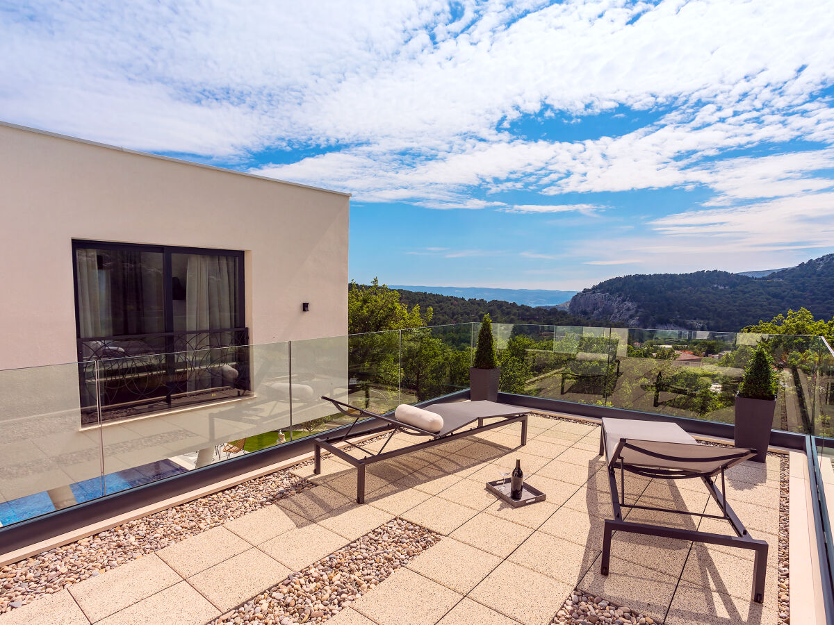 Terrasse im ersten Stock mit Gartenmöbeln