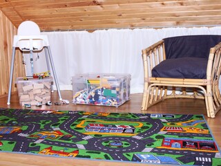 Spielteppich, Bausteinen und Lego für die Kleinen