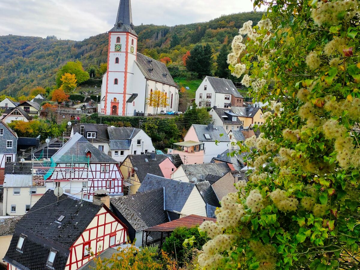 Haus rechts neben der Kirche