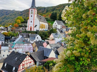 Haus rechts neben der Kirche