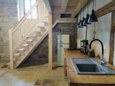 Küchenzeile mit Blick zur Treppe