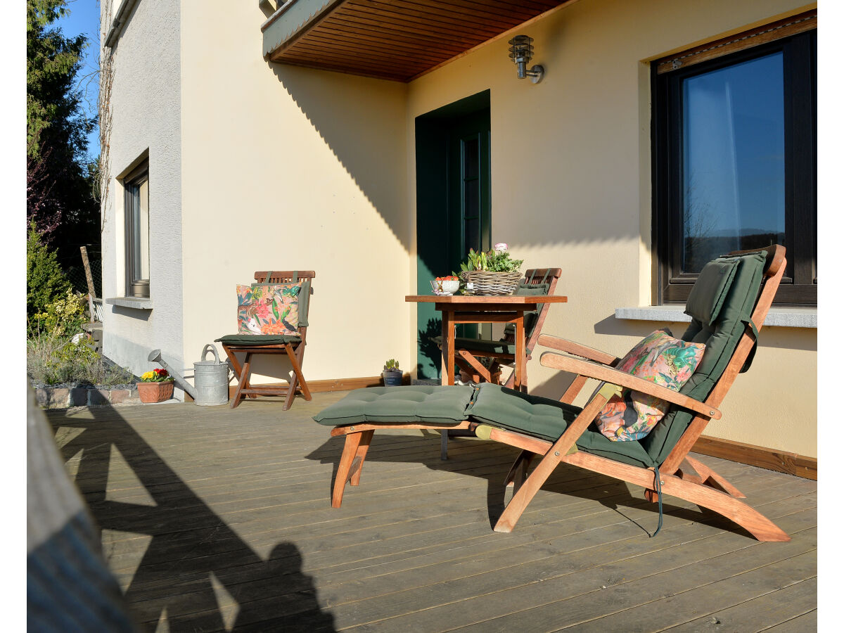 Holzveranda als Sonnenterasse mit Sonnenuntergang