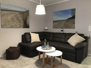 Das Wohnzimmer mit Schlafsofa bei „Fiete“