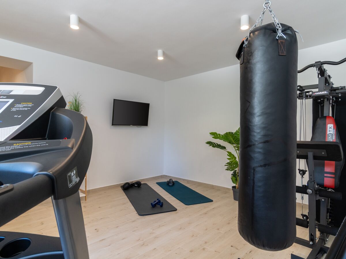 Fitnessstudio mit Laufband, Hantelbank mit mehreren Sta