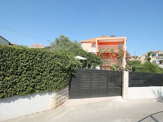 Eingang zur Villa Dawn, komplett eingezäunt
