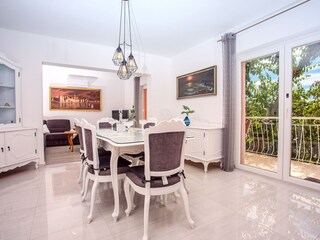 Ess- und Wohnbereich mit Klimaanlage, Balkon und Meerbl