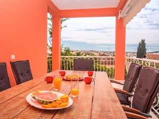 Terrasse mit Essbereich im Freien mit Meerblick