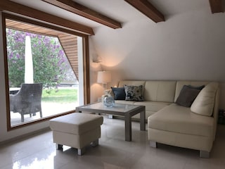 Wohnzimmer mit Blick in den Garten