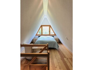 geräumiges helles Schlafzimmer