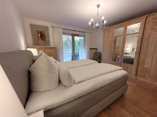 Schlafzimmer Nr 1 mit Balkonzugang und großem Schrank