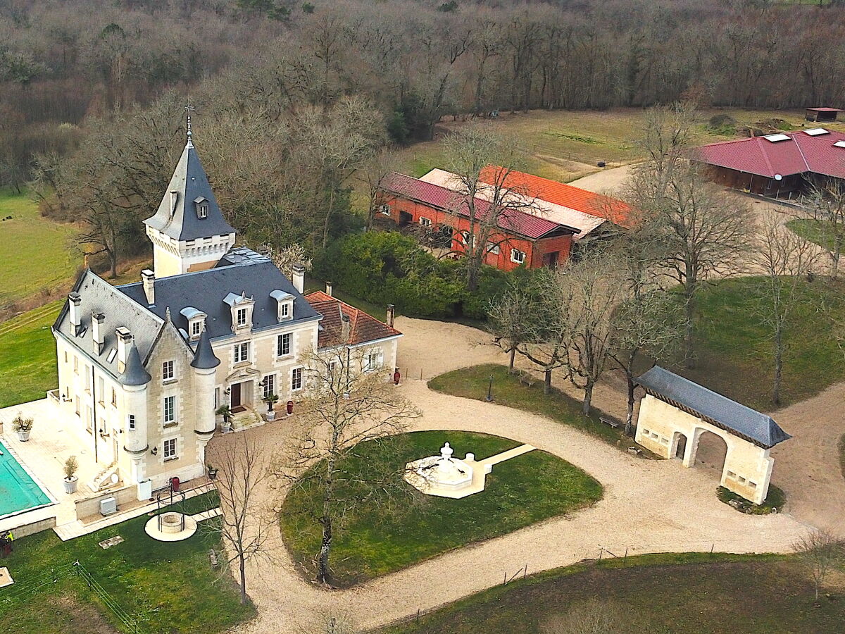 Das Schloss mit Gestüt und 40 ha Park