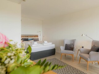 Wohnzimmer mit Schlafbereich