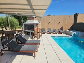 Grill und Pool