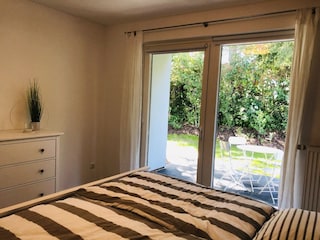Schlafzimmer 2 mit Zugang zur überdachten Terrasse