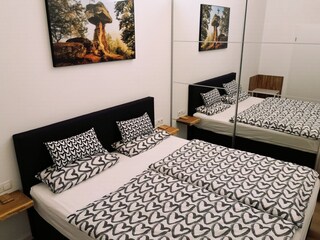 Schlafzimmer mit Boxspringbett