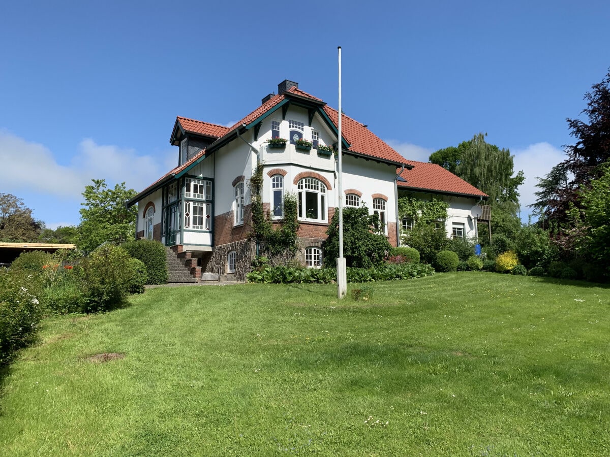 Holiday apartment Art Nouveau villa on the lake