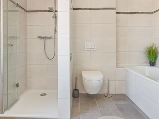 Badezimmer mit Dusche und Wanne