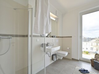 Badezimmer mit Aussicht und Dusche