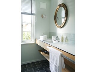 Bad mit Dusche und WC