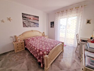 Das spanische Schlafzimmer mit Schreibtisch und Balkon