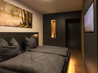 Schlafzimmer 1 mit TV