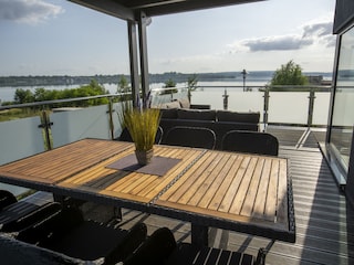 Terrasse mit Blick auf den See