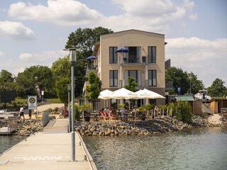 Hafen mit Gastronomie